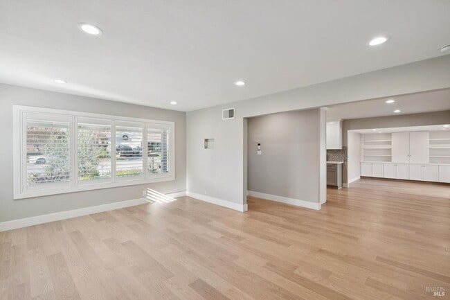 Building Photo - 918 Las Pavadas Ave