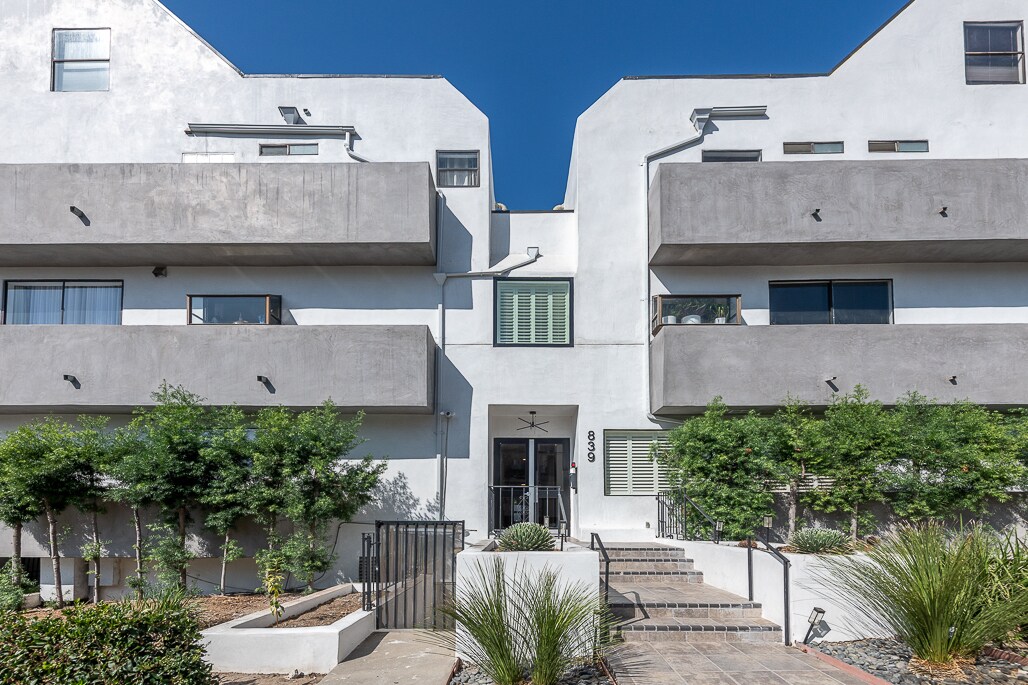 Building Photo - 839 Larrabee St