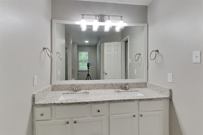 Building Photo - 16127 Hilton Head Ln