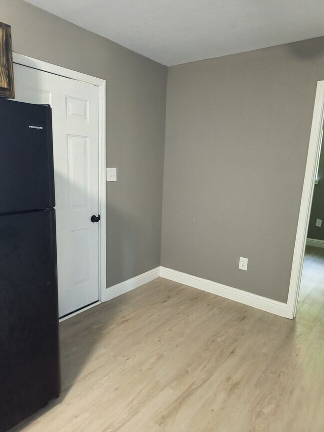 Building Photo - 2 bedroom 1 bath House for rent