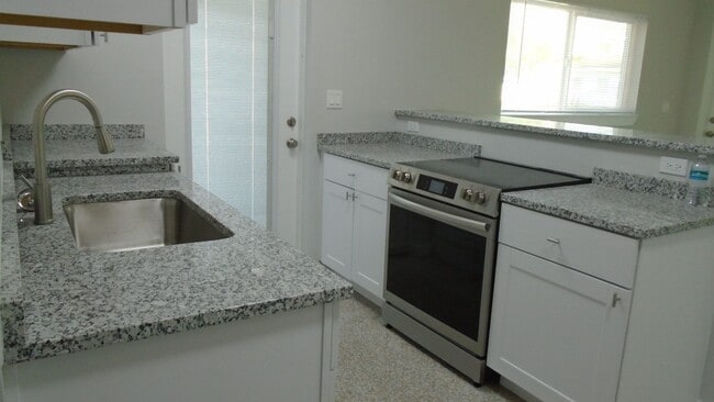 Building Photo - Charming Duplex nestled in the Heart of Wi...