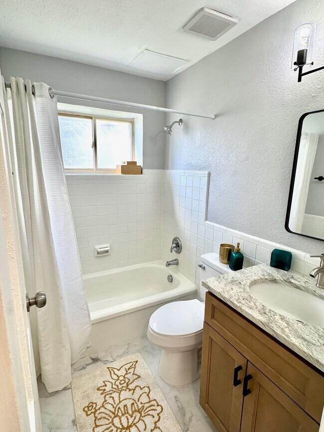 Building Photo - 2511 Hampton Ave
