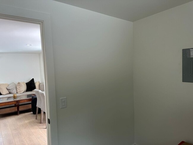 Building Photo - For Rent – Cozy 1-Bedroom Unit with Garage...