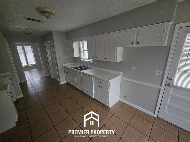 Building Photo - 6869 Amersham Dr