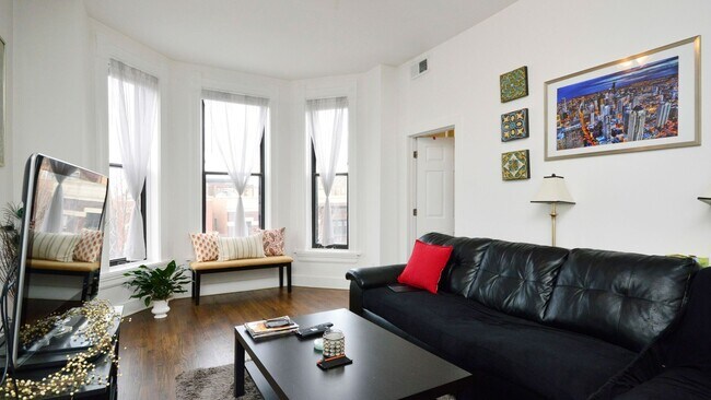 Building Photo - Large 2bd/ + Den/1bth Updated, in West Town, Avail 8/1!