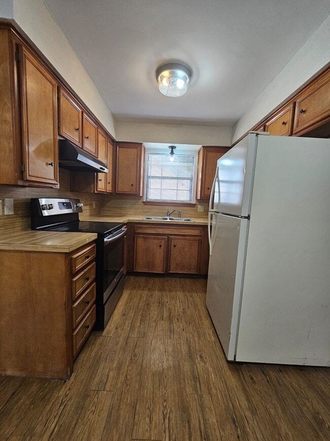 Building Photo - 402 SE 6th St