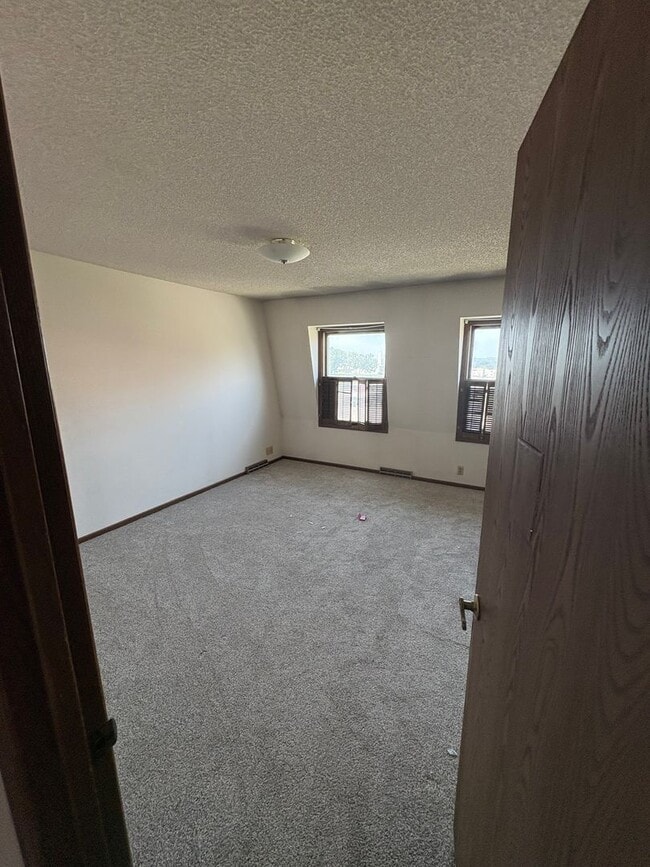 Building Photo - 2 bedroom 1 bath apartment