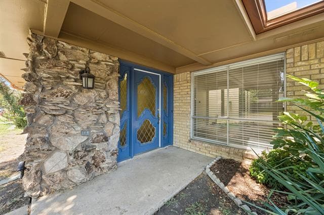 Building Photo - 7639 Dentcrest Dr