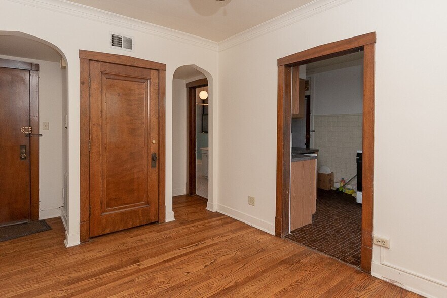 Building Photo - 3617 N Paulina St