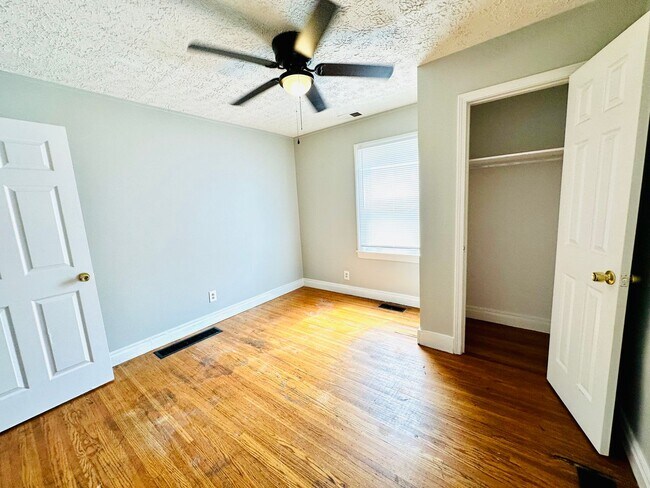 Building Photo - 3 Bedroom home in the Chickasaw Neighborho...