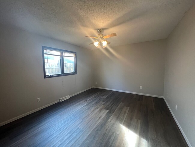 Building Photo - 3 bedroom 2 bath freshly painted and new f...