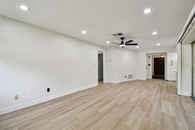 Building Photo - 970 Rolling Hills Dr
