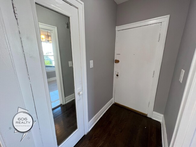 Building Photo - Remodeled East Albany Park Apts!