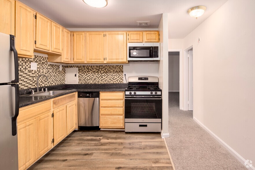2BR, 1BA - 940SF - Kitchen - Potomac Ridge Apartments