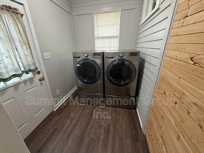 Building Photo - 8 N Broad St