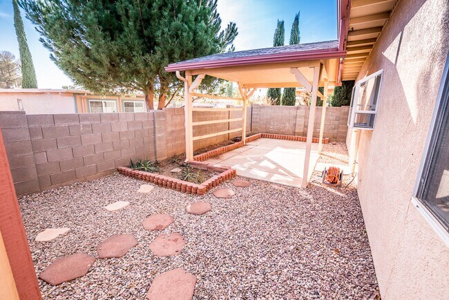Building Photo - Beautiful Patio Home! 3 Bedrooms, 2 Bath, Split Floor Plan, Central A/C with 2 Car Garage
