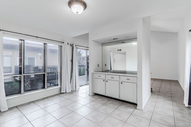 Building Photo - 2BD/2BA Condo located in Perkins Gardens