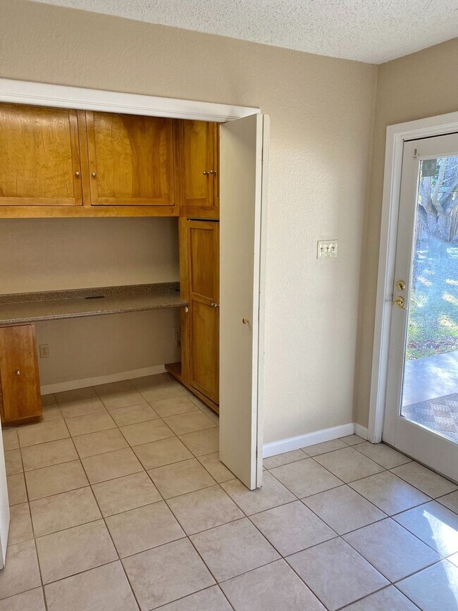 Building Photo - Adorable and Freshly painted Edgecliff Village 3 Bed 2 Bath!!
