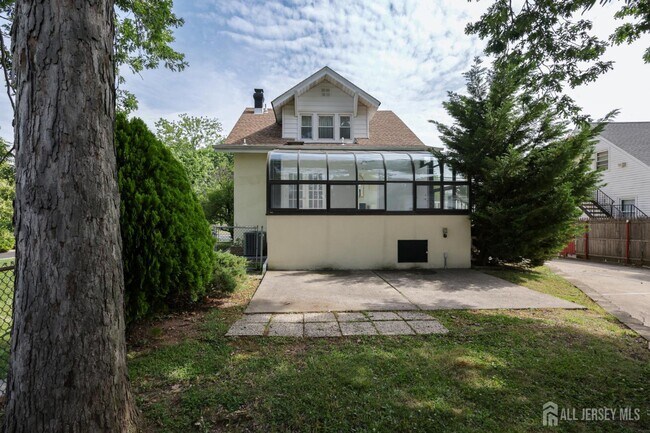 Building Photo - 657 Amboy Ave