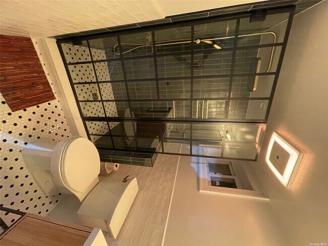 Building Photo - 255 Maple Ct