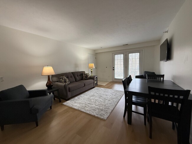 living & dining room - 5680 Keystone Close