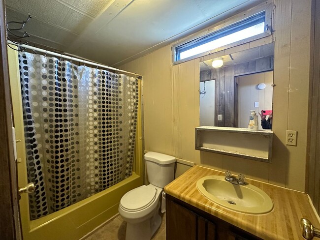 Building Photo - 1 Bedroom 1 Bathroom Mobile Home Duplex lo...