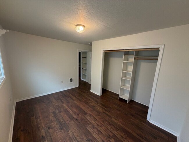 Building Photo - Charming home in Edison District