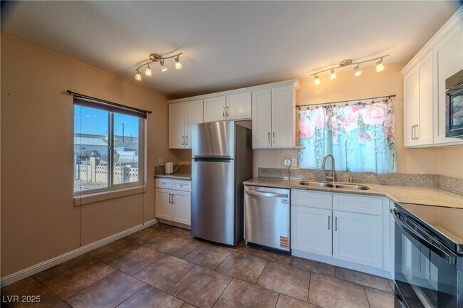 Building Photo - 100 N Ocotillo St