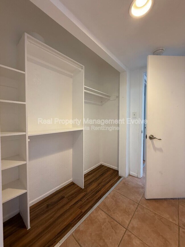 Building Photo - 3228 W Glendale Ave