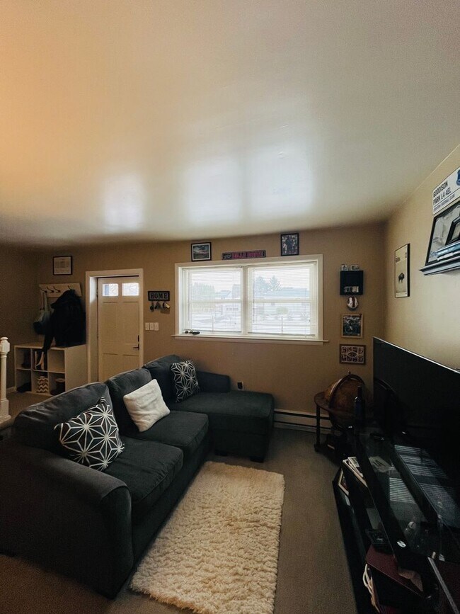 Building Photo - Beautifully Remodeled 2BR home in great neighborhood (Guilderland Schools)