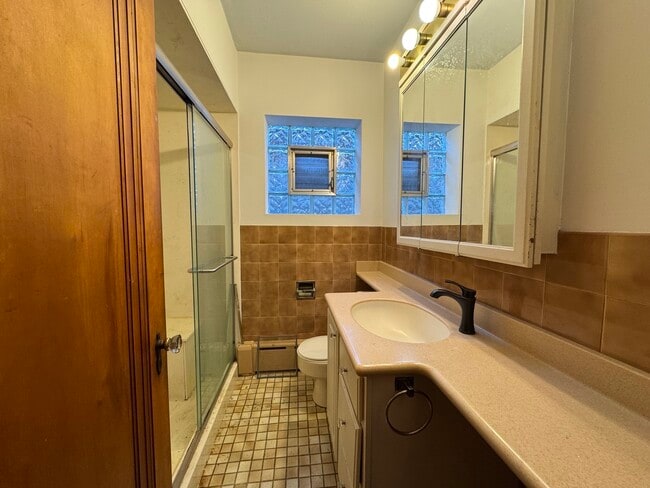 Building Photo - 5916 W Cornelia Ave