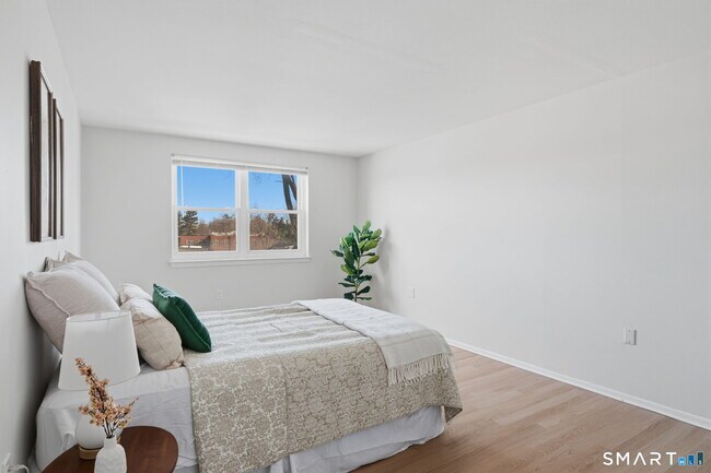 Building Photo - 887 Farmington Ave