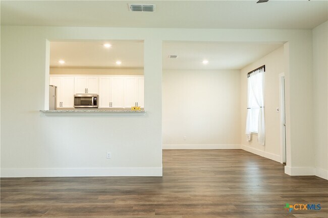 Building Photo - 804 Sweetgrass