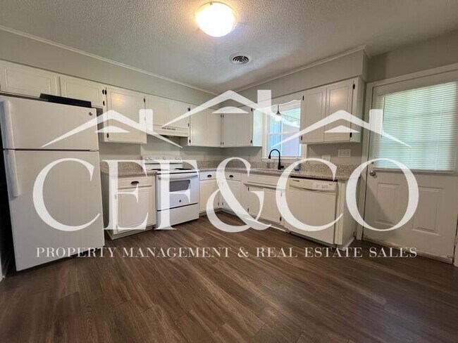 Building Photo - Beautifully updated 2 bedroom duplex!