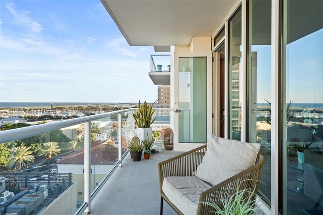 Building Photo - 176 4th Ave NE