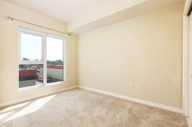 Building Photo - ***STUNNING 1 BED 1 BATH***CENTRAL A/C***W...