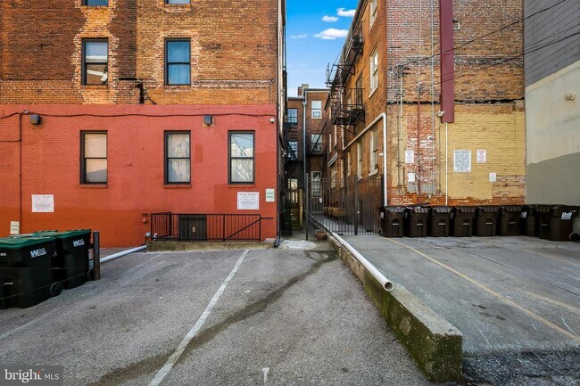 Building Photo - 18 E Madison St