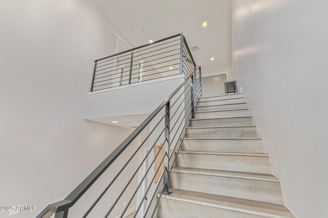 Building Photo - 2315 E Pinchot Ave