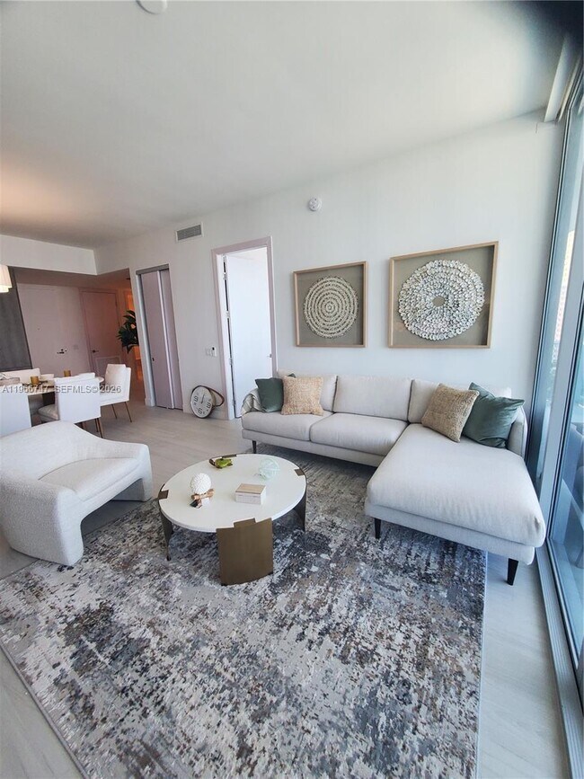 Building Photo - 17550 Collins Ave