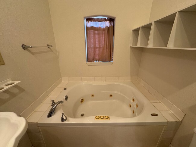 Building Photo - Quaint Three Bedroom Home with Jacuzzi Tub!