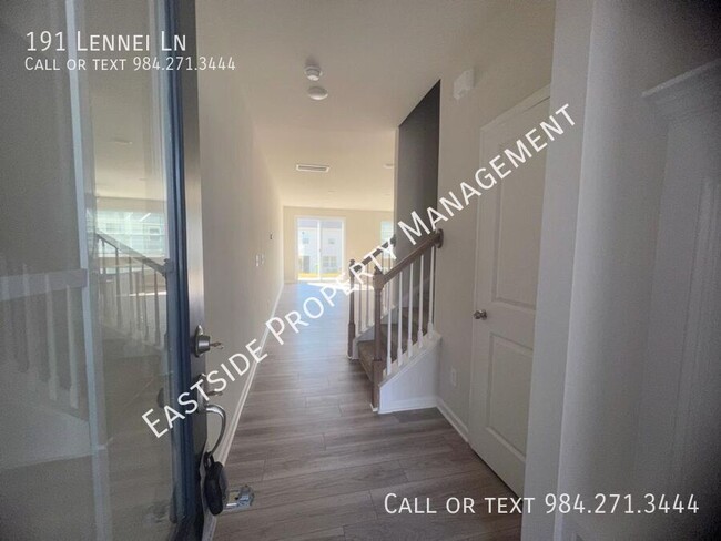 Building Photo - Fantastic townhouse at an excellent and co...