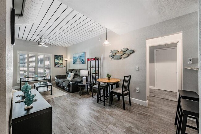 Building Photo - 2410 W Azeele St