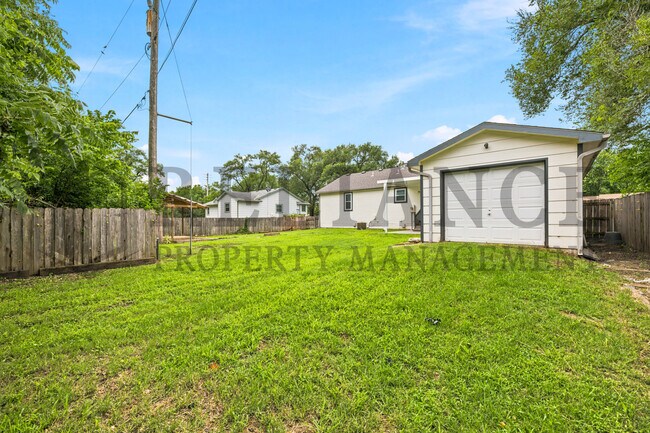 Building Photo - 516 N Lakeside Dr