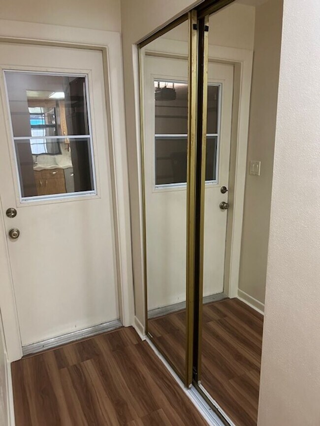 Building Photo - Spacious 3/2/2 in a quiet neighborhood available now!!