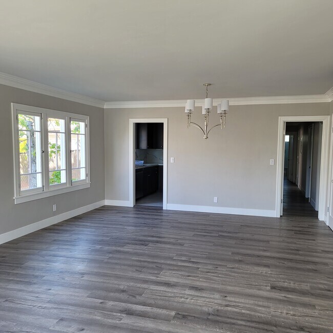 Building Photo - 827 Lindaraxa Park N