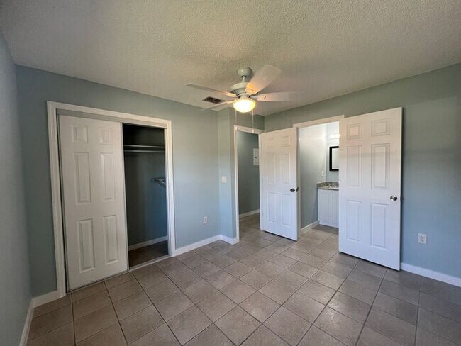 Building Photo - 2 Bedroom Candlewyck