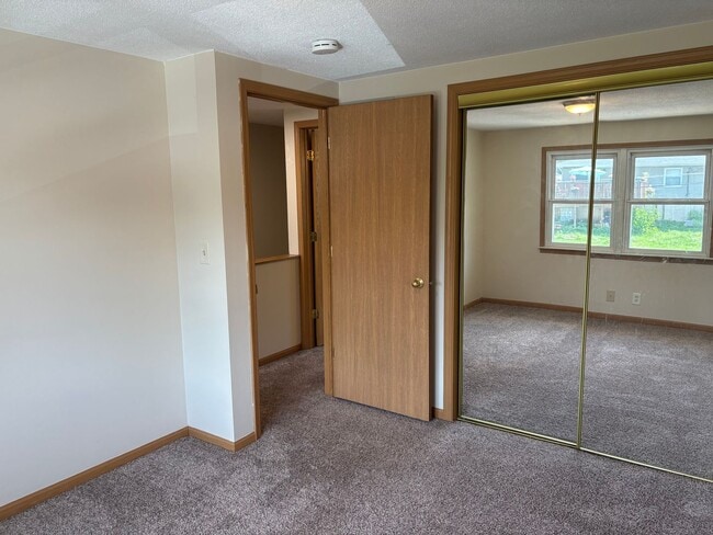 Building Photo - 2 Bedroom, 1 Bath Townhouse in LeClaire, IA