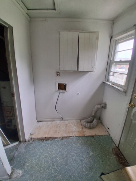 Building Photo - 521 N Davis St