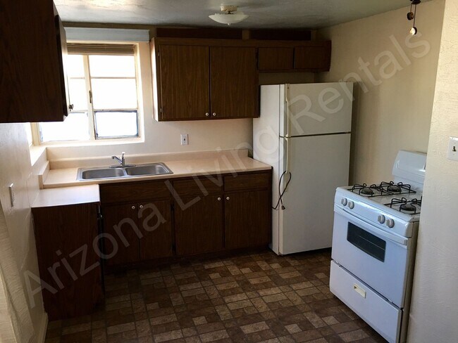 Building Photo - 2435 Emerson Ave