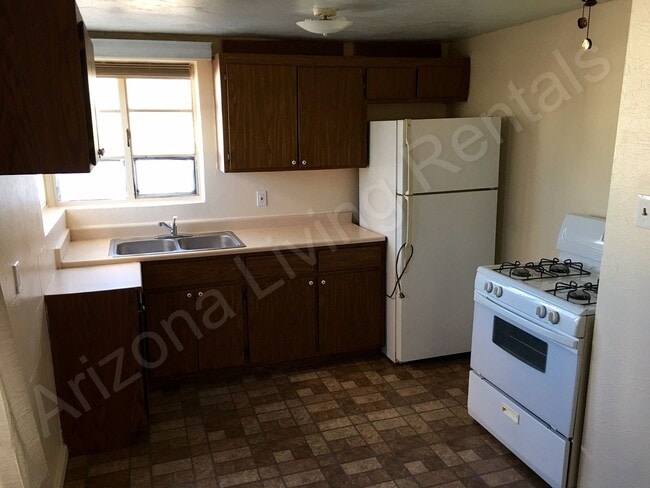 Building Photo - COZY HOME ON SPACIOUS LOT